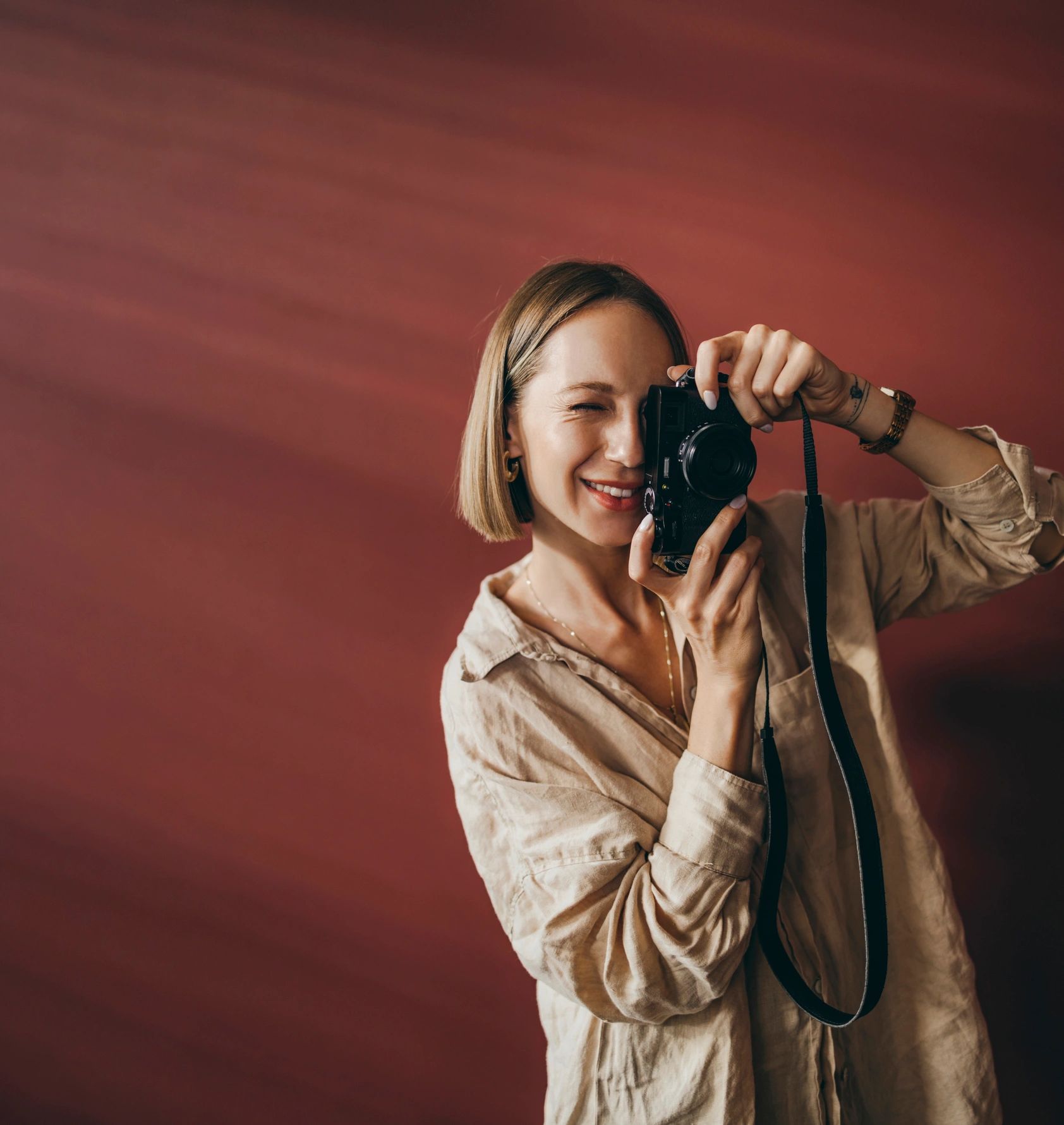 Portrait of Mariafernanda Sarmiento A. holding a camera